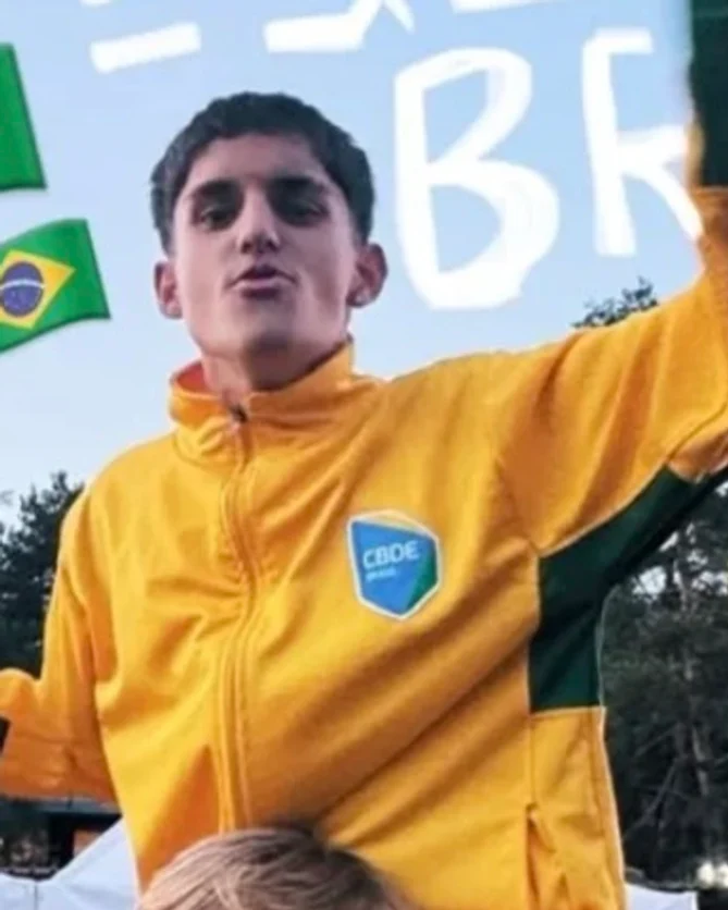 Ezequiel Dias com o uniforme da CBDE no Mundial Escolar na Sérvia