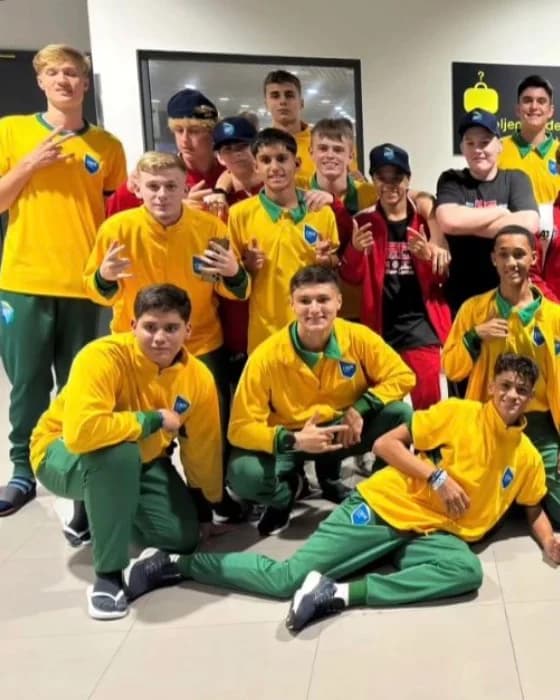 Delegação brasileira reunida no Mundial Escolar na Sérvia